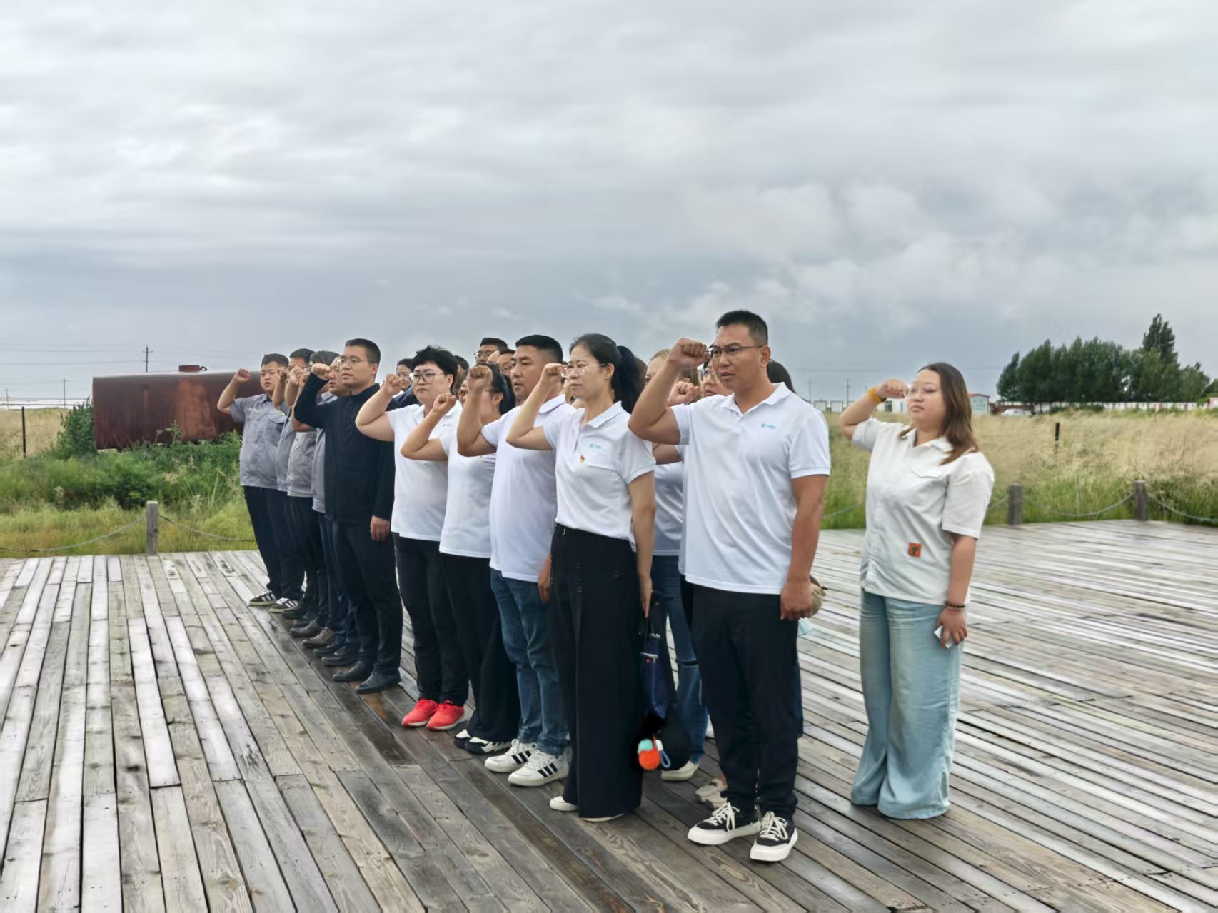 額鹽公司黨支部與東烏旗移動(dòng)公司黨支部聯(lián)合開展“感黨恩，聽黨話，跟黨走”群眾教育實(shí)踐活動(dòng)暨“銘記烽火歲月，傳承紅色基因”主題黨日活動(dòng)